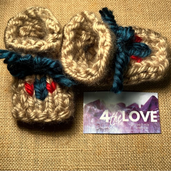 🍼NEW BABY BOOTIES 0-3M Stay on baby booties New Mom tan w/red&turquoi… - Picture 9 of 11